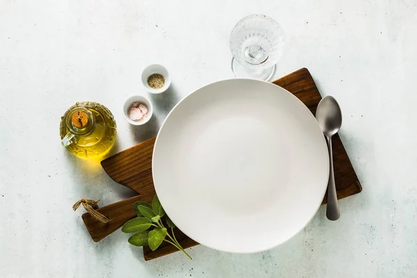 Mise Table Assiettes Vides Épices Couverts Huile Olive Endroit Pour — Photo