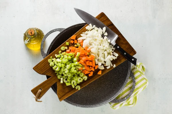 Ψιλοκομμένα Λαχανικά Και Ένα Σεφ Μαχαίρι Ένα Ξύλο Κοπής Βασική — Φωτογραφία Αρχείου
