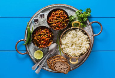 bir mavi tablo tepsi, sağlıklı Hint konfor yiyecek Vegan köri yeşil bezelye ve basmati pilav ile servis