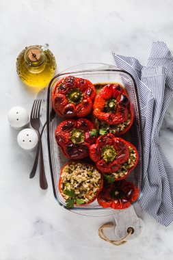 bir bardak beyaz mermer masada yemek pişirme hazır pişmiş doldurulmuş biber. Tüm aile için sağlıklı vejetaryen mutfağı. İyi hissetmek için yenen yemek