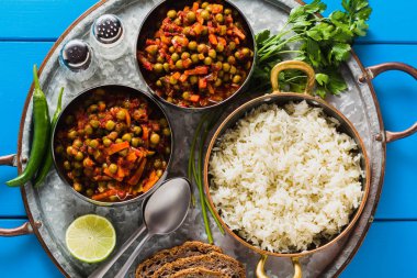 bir mavi tablo tepsi, sağlıklı Hint konfor yiyecek Vegan köri yeşil bezelye ve basmati pilav ile servis