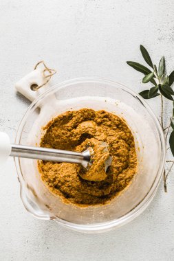 bir vegan pate zeytin bir el blender kullanarak saydam bir büyük kase yemek. bir parti için sağlıklı vejetaryen mutfağı