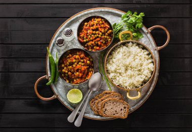 bir ahşap masa tepsi, sağlıklı Hint konfor yiyecek Vegan köri yeşil bezelye ve basmati pilav ile servis