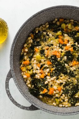 kale ve beyaz fasulye wok tavada sebze çorbası hazırlanıyor. Tüm aile için sağlıklı vejetaryen mutfağı. İyi hissetmek için yenen yemek