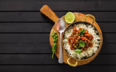 bir ahşap masa tepsi, sağlıklı Hint konfor yiyecek Vegan köri yeşil bezelye ve basmati pilav ile servis