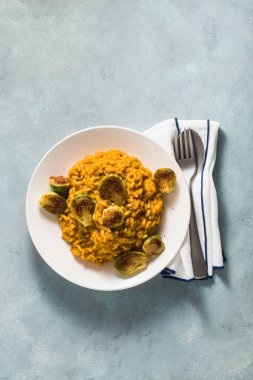 risotto ile kabak ve Brüksel lahanası masanın üzerinde. Tüm aile için sağlıklı bir tarif. Festival tablo