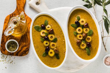 Vegan zeytin ezme zeytin ağacının dalını bir masada. partiler ve tatil için sağlıklı vejetaryen mutfağı. Tapenade