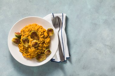 risotto ile kabak ve Brüksel lahanası masanın üzerinde. Tüm aile için sağlıklı bir tarif. Festival tablo. kopya alanı