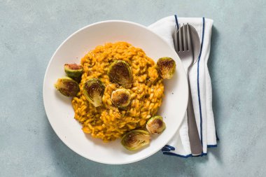 risotto ile kabak ve Brüksel lahanası masanın üzerinde. Tüm aile için sağlıklı bir tarif. Festival tablo