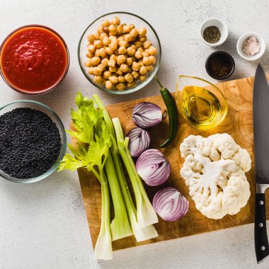 çorbası kesme tahtası beyaz taş mutfak masasında yemek pişirmek için malzemeler.