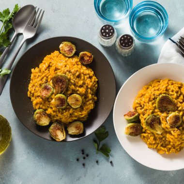 risotto ile kabak ve Brüksel lahanası masanın üzerinde. Tüm aile için sağlıklı bir tarif. Festival tablo