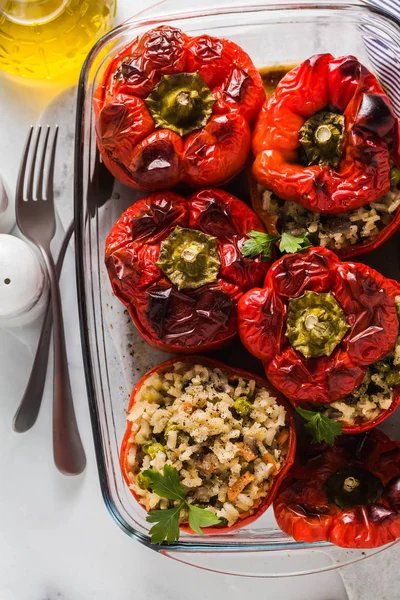 Fertig Gebackene Gefüllte Paprika Einer Glasauflaufform Auf Weißem Marmortisch Gesunde — Stockfoto