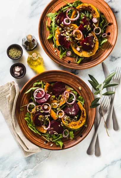 Salada Quente Abóbora Cozida Forno Beterraba Com Arugula Sementes Uma — Fotografia de Stock