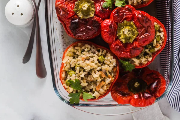 Fertig Gebackene Gefüllte Paprika Einer Glasauflaufform Auf Weißem Marmortisch Gesunde — Stockfoto