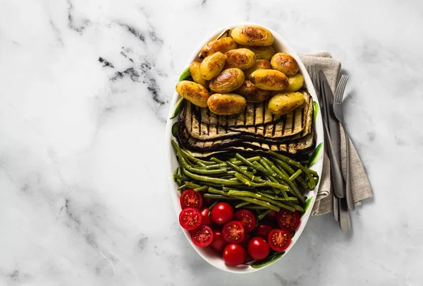 Prato Legumes Mesa Férias Comida Saudável Para Toda Família Jantar — Fotografia de Stock