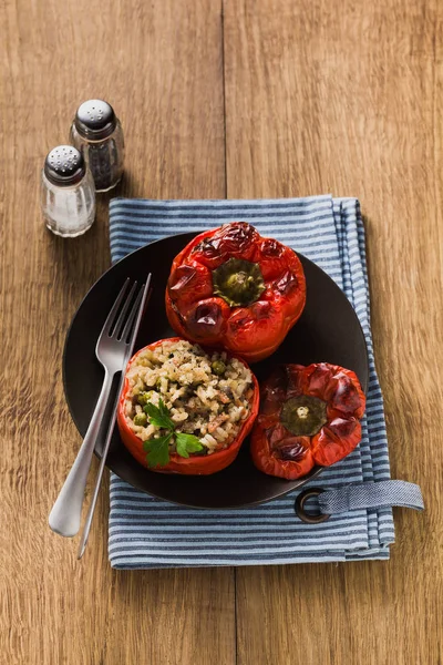 Έτοιμο Ψημένο Γεμιστές Πιπεριές Ένα Πιάτο Ένα Ξύλινο Τραπέζι Υγιεινή — Φωτογραφία Αρχείου