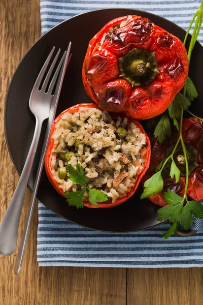 Fertig Gebackene Gefüllte Paprika Einem Teller Auf Einem Holztisch Gesunde — Stockfoto