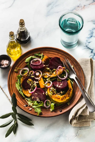 Warmer Salat Aus Gebackenem Kürbis Und Rüben Mit Rucola Und — Stockfoto