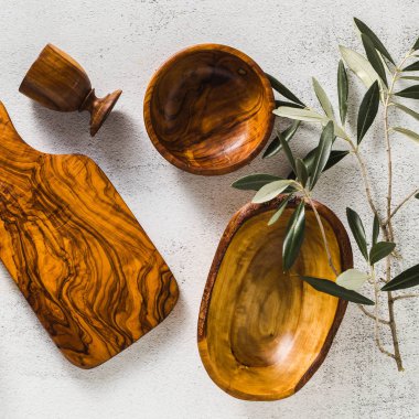 Beyaz mutfak masası ve zeytin ağacı dalları zeytin ağacından ahşap mutfak eşyaları. çevre dostu mutfak eşyaları