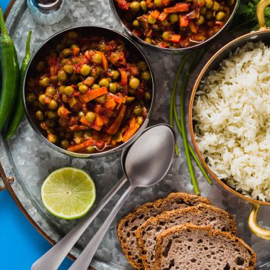 bir mavi tablo tepsi, sağlıklı Hint konfor yiyecek Vegan köri yeşil bezelye ve basmati pilav ile servis