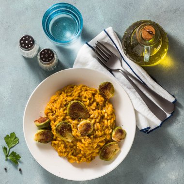 risotto ile kabak ve Brüksel lahanası masanın üzerinde. Tüm aile için sağlıklı bir tarif. Festival tablo