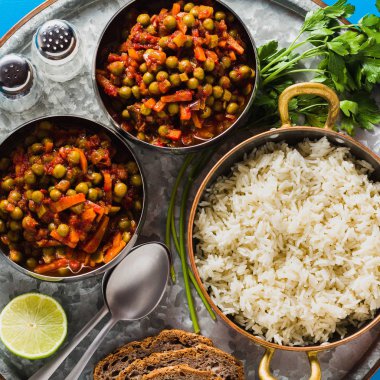 bir mavi tablo tepsi, sağlıklı Hint konfor yiyecek Vegan köri yeşil bezelye ve basmati pilav ile servis