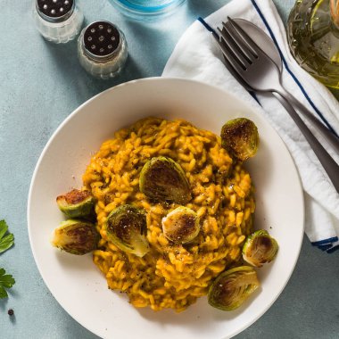 risotto ile kabak ve Brüksel lahanası masanın üzerinde. Tüm aile için sağlıklı bir tarif. Festival tablo