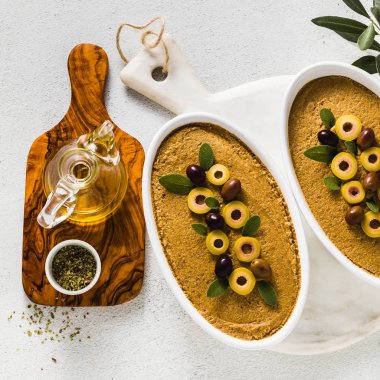 Vegan zeytin ezme zeytin ağacının dalını bir masada. partiler ve tatil için sağlıklı vejetaryen mutfağı. Tapenade