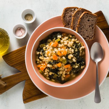 kale ve bütün tahıl ekmeği ile masada fasulye çorbası ısınma kış. sağlıklı vegan gıda