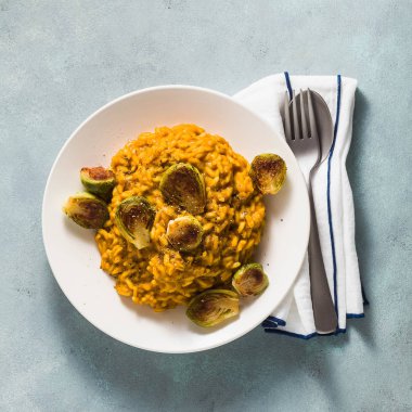 risotto ile kabak ve Brüksel lahanası masanın üzerinde. Tüm aile için sağlıklı bir tarif. Festival tablo