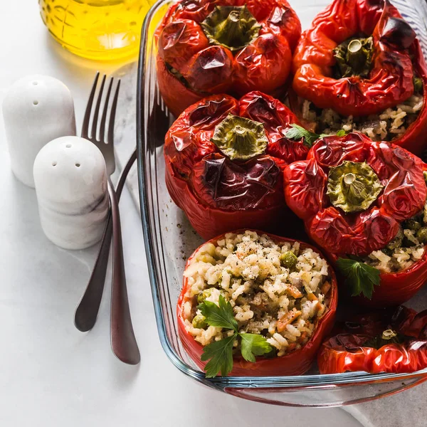 Fertig Gebackene Gefüllte Paprika Einer Glasauflaufform Auf Weißem Marmortisch Gesunde — Stockfoto