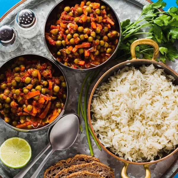 Curry Vegano Con Guisantes Verdes Arroz Basmati Servido Una Bandeja —  Fotos de Stock