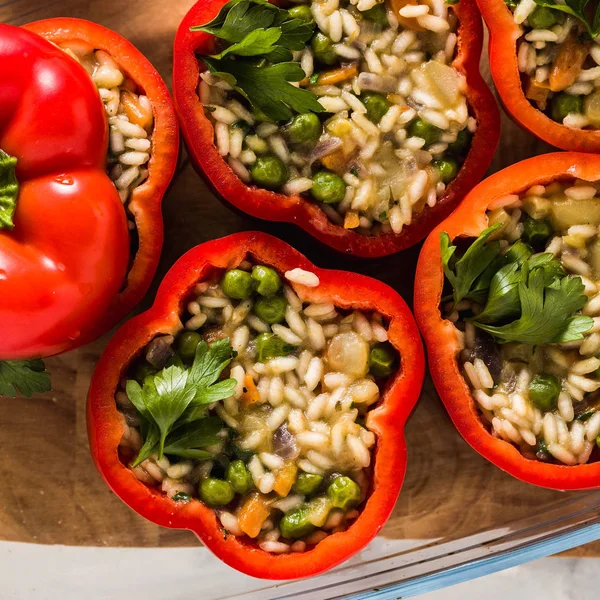 Peperoni Ripieni Una Teglia Vetro Pronti Cottura Forno Sana Cucina — Foto Stock