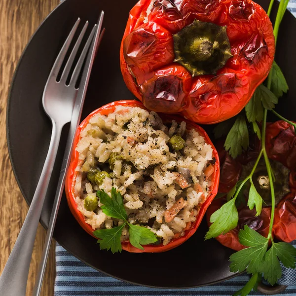 Fertig Gebackene Gefüllte Paprika Einem Teller Auf Einem Holztisch Gesunde — Stockfoto