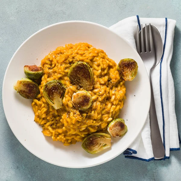 risotto ile kabak ve Brüksel lahanası masanın üzerinde. Tüm aile için sağlıklı bir tarif. Festival tablo