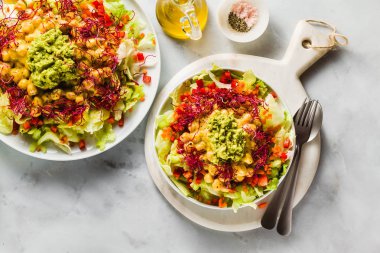 Sağlıklı vegan taze sebze, Brüksel lahanası, avokado ve mango suyu Nohut Salatası. Sağlıklı bir aile için çiğ gıda