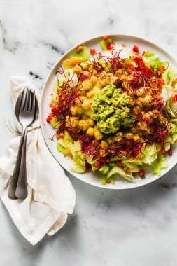 Sağlıklı vegan taze sebze, Brüksel lahanası, avokado ve mango suyu Nohut Salatası. Sağlıklı bir aile için çiğ gıda