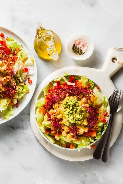 Gesunder Veganer Salat Mit Frischem Gemüse Sprossen Avocados Und Kichererbsen — Stockfoto