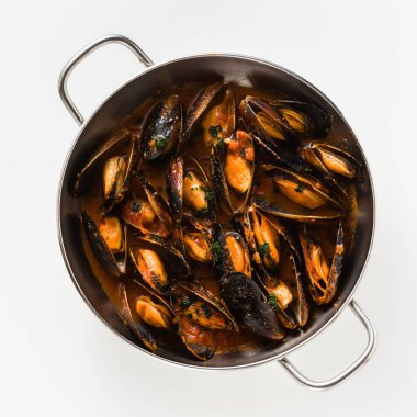 taze pişmiş bir tavada domates soslu midye. pepata di cozze veya midye marinara. Akdeniz İtalyan mutfağının klasik yemek. beyaz izole
