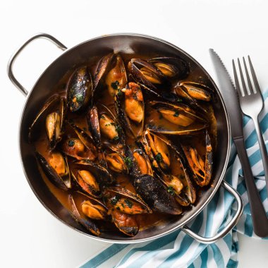 taze pişmiş bir tavada domates soslu midye. pepata di cozze veya midye marinara. Akdeniz İtalyan mutfağının klasik yemek. beyaz izole