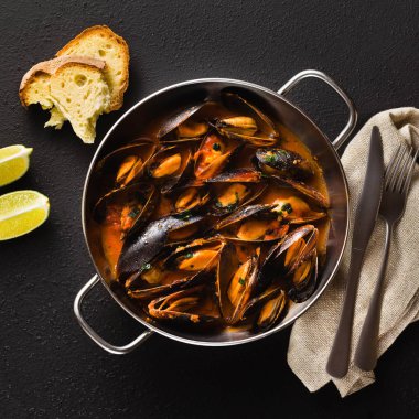 taze pişmiş bir tavada domates soslu midye. pepata di cozze veya midye marinara. Akdeniz İtalyan mutfağının klasik yemek. siyah arka plan üzerine