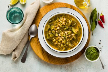 gluten ücretsiz yeşil sebzeli çorba cannellini fasulye ile. masada