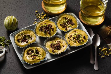 Antep fıstığı, kaju fıstığı ve choco tarihlerle çiğ vegan kek