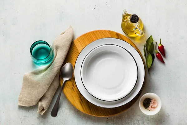 Conjunto vazio de placas sobre a mesa. servindo para jantar ou almoço — Fotografia de Stock