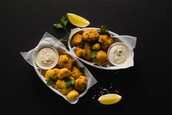 Couve-flor frita em massa com um molho salgado de castanha de caju . — Fotografia de Stock