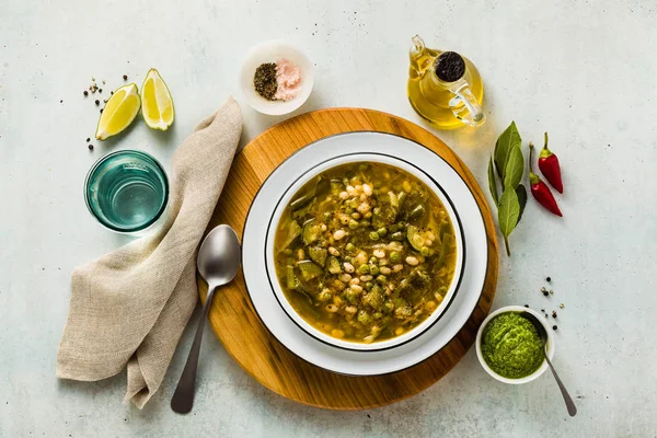 Gluten fri grön minestrone med cannellini bönor. på bordet — Stockfoto