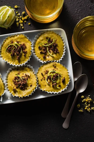 Rauwe veganist cupcakes van datums met choco, pistachenoten en cashewnoten — Stockfoto