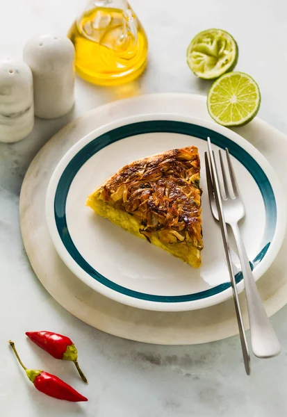 Tarte salée salée à l'envers au chou blanc, aux carottes et sur — Photo