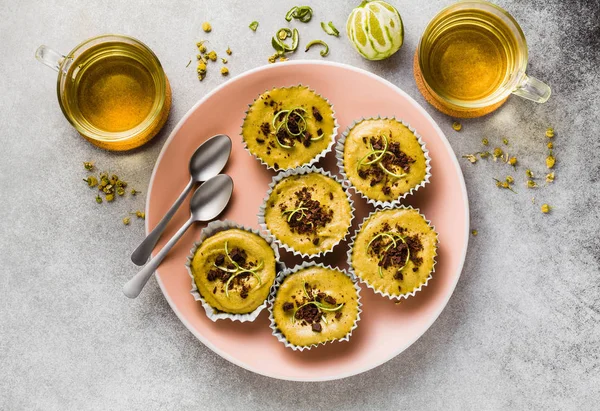 Rohe vegane Cupcakes aus Pistazien, Cashews und Datteln mit Schokolade — Stockfoto