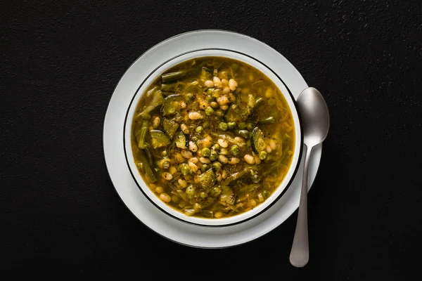 Gluten fri grön minestrone med cannellini bönor. på bordet — Stockfoto